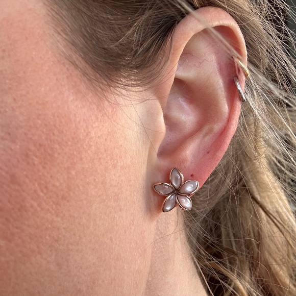 Authentic Na Hoku 14k rose gold pink mother of pearl plumeria studs - Picture 4 of 4